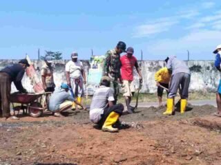 Babinsa Koramil Sekampung Gotong Royong Tambal Jalan, Bulan Puasa Tak Halangi Aksinya