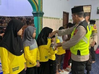 Polres Kebumen Tebar Kebaikan Saat Patroli Ngabuburit, Bagikan Al-Qur’an dan Takjil