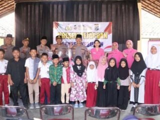 Kapolres Kebumen Salurkan Bantuan Perlengkapan Sekolah Siswa Kurang Mampu di Pejagoan