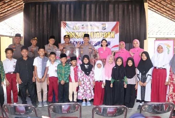 Kapolres Kebumen Salurkan Bantuan Perlengkapan Sekolah Siswa Kurang Mampu di Pejagoan