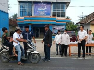 Ramadan Berkah, IWO dan HMNI Lampung Timur Bagikan Takjil di Jalur Lintas Pantai Timur