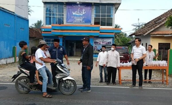 Ramadan Berkah, IWO dan HMNI Lampung Timur Bagikan Takjil di Jalur Lintas Pantai Timur