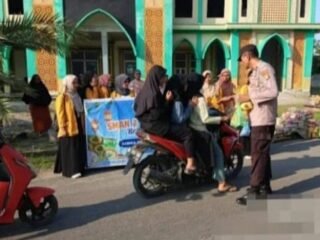 Polsek Buay Bahuga Back Up Pengamanan Pembagian Takjil Siswa SMAN 2 di Suka Bumi