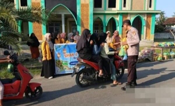 Polsek Buay Bahuga Back Up Pengamanan Pembagian Takjil Siswa SMAN 2 di Suka Bumi
