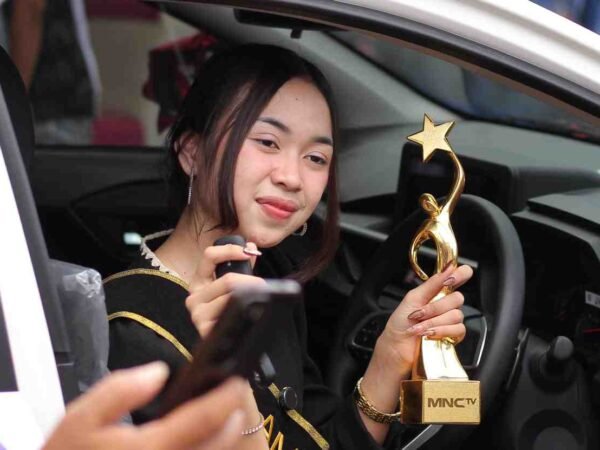 Juara Satu KDI, Intan Putri Terima Hadiah 1 Unit Mobil Dari HS Sumatra
