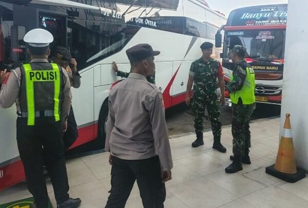 Pospam Terminal Patria Siaga, Babinsa Hariyanto Pastikan Situasi Kondusif Jelang Lebaran