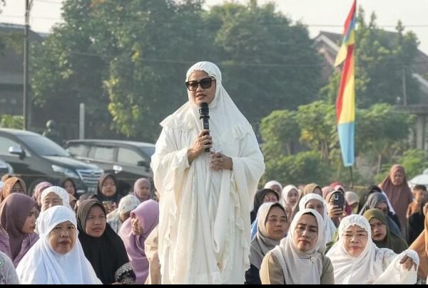 Tanpa Kemewahan Halal Bihalal, Bupati Ella Pilih Sholat Id dan Berbagi di Jabung