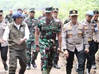 Kodim 0429/Lamtim Amankan Kunjungan Menteri Kehutanan di TNWK