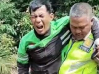 Satlantas Polres Way Kanan Evakuasi Ojol Kecelakaan Tunggal di Jalinsum