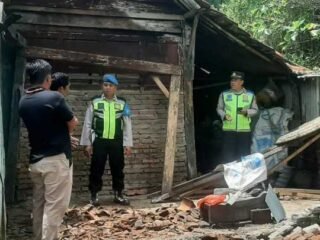 Hujan Deras Disertai Angin Robohkan Dapur Warga di Karanggayam, Polisi Imbau Waspada Cuaca Ekstrem