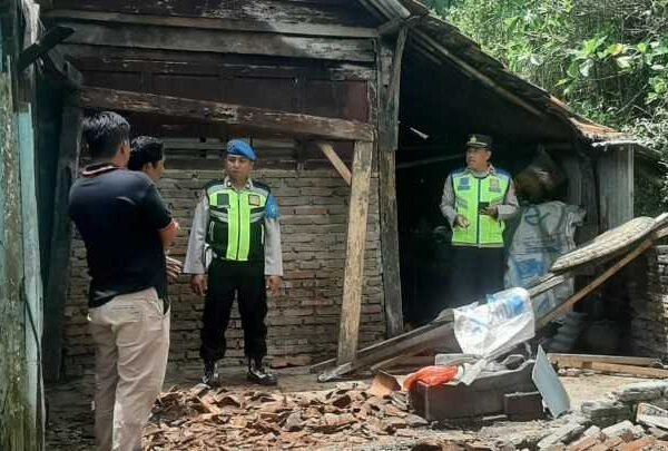 Hujan Deras Disertai Angin Robohkan Dapur Warga di Karanggayam, Polisi Imbau Waspada Cuaca Ekstrem