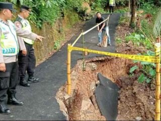 Hujan Lebat Picu Longsor di Buayan, Polres Kebumen Pasang Garis Polisi