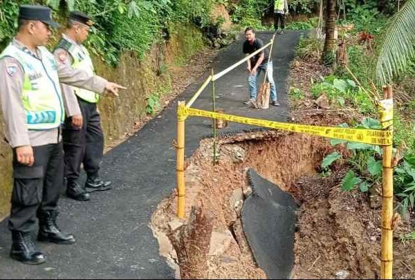 Hujan Lebat Picu Longsor di Buayan, Polres Kebumen Pasang Garis Polisi