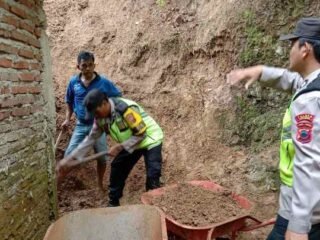 Longsor Terjang Rumah di Kebumen, Polisi Bantu Warga Bersihkan Material