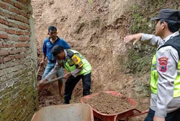 Longsor Terjang Rumah di Kebumen, Polisi Bantu Warga Bersihkan Material