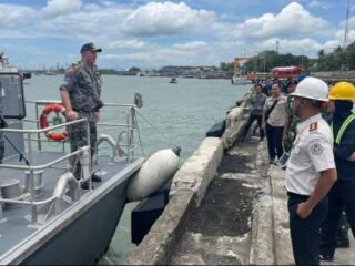Imigrasi Cilacap Periksa Dokumen Keimigrasian Kapal Perang Australia di Pelabuhan Tanjung Intan