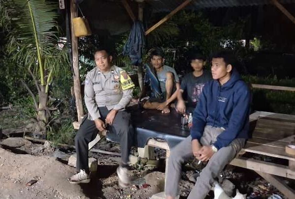 Wujudkan Keamanan Lingkungan, Bhabinkamtibmas Polsek Pangkalan Berandan Aktifkan Satkamling