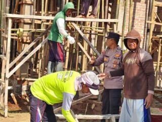 Bhabinkamtibmas Polsek Way Jepara Aktif Bantu Warga Bangun Rumah