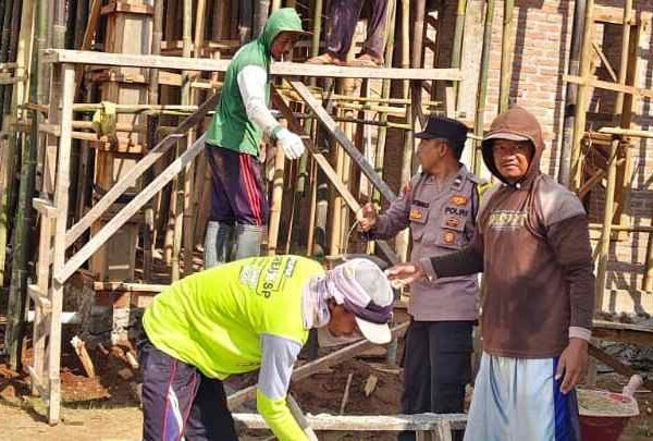 Bhabinkamtibmas Polsek Way Jepara Aktif Bantu Warga Bangun Rumah
