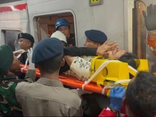 Hari Kedua Pencarian Korban Kecelakaan Kereta Api di Bekasi Timur Terus Berlangsung