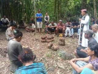 Romo Bernard Palus Pimpin Ibadat Ekologis Panen Porang Kelompok Tani KOMPAS di Wae Tenda