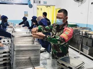 Menuju Generasi Emas 2045, Babinsa Kodim 0429/Lamtim All Out Dampingi Distribusi MBG