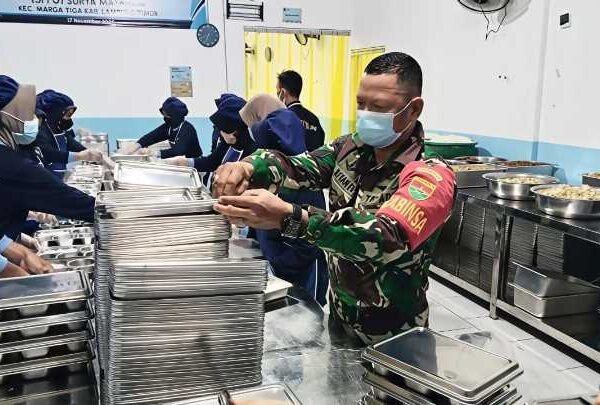 Menuju Generasi Emas 2045, Babinsa Kodim 0429/Lamtim All Out Dampingi Distribusi MBG