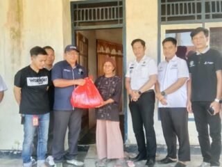 IWO Lampung Timur Kembali Berbagi, Kali ini, 30 Dhuafa Terima Paket Sembako