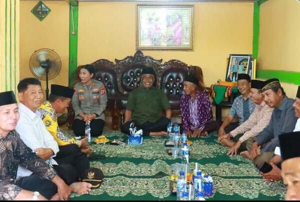 Kapolres Lampung Timur Ngobrol Bareng Warga Jabung, Perkuat Sinergi Jaga Kamtibmas
