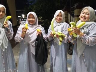 Sinergi Ketahanan Pangan, Bhayangkari Ranting Adimulyo Panen Raya Terong