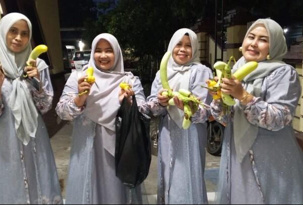 Sinergi Ketahanan Pangan, Bhayangkari Ranting Adimulyo Panen Raya Terong