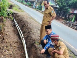 PLT Camat Labuhan Maringgai Survei Krisis Air, Sekdes dan Satpol PP Turun ke Galian PU