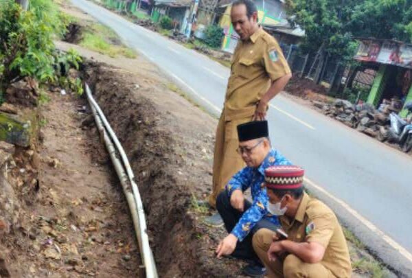 PLT Camat Labuhan Maringgai Survei Krisis Air, Sekdes dan Satpol PP Turun ke Galian PU