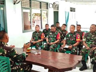 Tanamkan Disiplin dan Loyalitas, Danramil 0429-06/Purbolinggo Berikan Jam Komandan kepada Seluruh Anggota