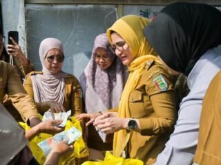 Operasi Pasar Murah Minyak Goreng di Gedong Tataan di Sambut Antusias Warga