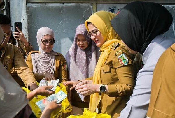 Operasi Pasar Murah Minyak Goreng di Gedong Tataan di Sambut Antusias Warga