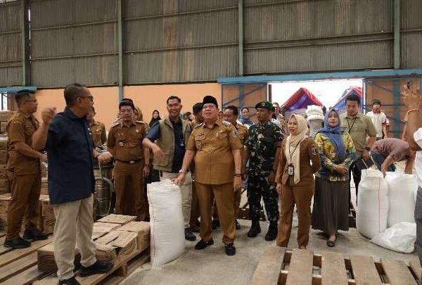 Pastikan Tepat Sasaran, Kodim 0429/Lamtim Kawal Pendistribusian Bantuan Pangan Bulog di 24 Kecamatan
