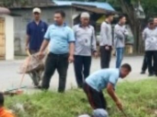 Sinergi, Karutan Tanjung Pura dan Forkopimcam Gotong Royong Bersihkan Parit