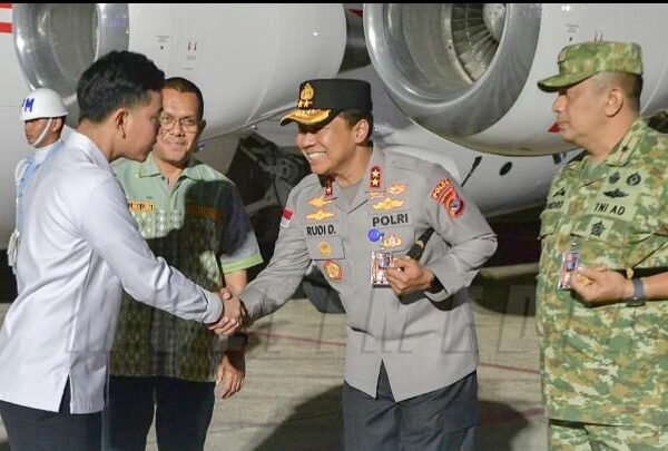 Kapolda NTT Sambut Kedatangan Wakil Presiden RI di Bandara EL Tari
