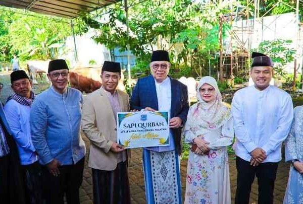 Pemkot Tangsel Salurkan 37 Sapi dan 60 Kambing Kurban hingga Wadah Ramah Lingkungan