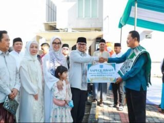 Pilar Ikut Sembelih Hewan Kurban, Ajak Warga Tangsel Perkuat Kepedulian Sosial