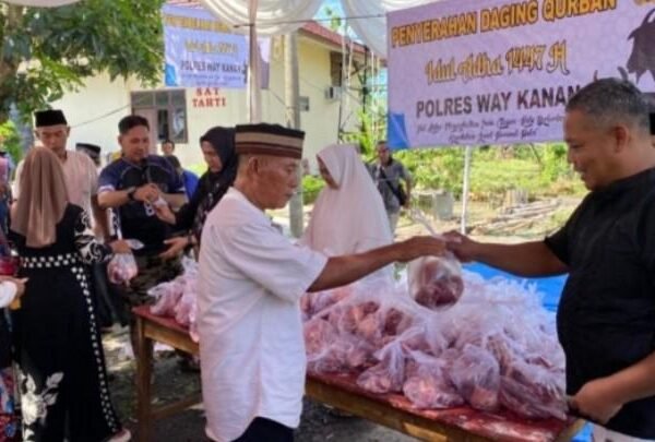 Idul Adha 1447 H, Polres Way Kanan Salurkan Daging Kurban ke Warga