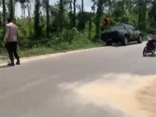 Peduli Keselamatan Pengendara, Polisi Bersihkan Pasir di Jalinsum Way Kanan 