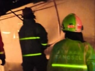 Kebakaran Hebat Hanguskan Bengkel dan Toko Kusen di Ciputat