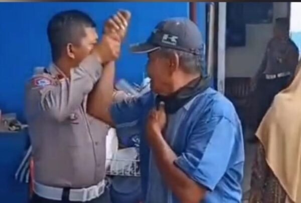 Jumat Berkah, Satlantas Polsek Gombong Gelar Pengobatan Alternatif Gratis