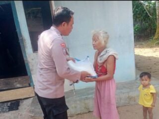 Peduli Sesama, Bhabinkamtibmas Polsek Labuhan Maringgai Salurkan Bantuan Sembako