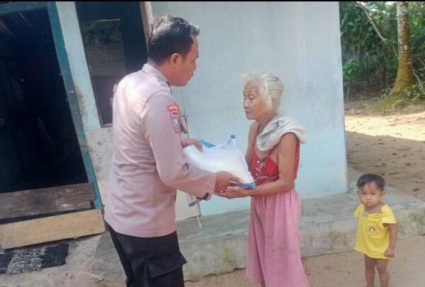 Peduli Sesama, Bhabinkamtibmas Polsek Labuhan Maringgai Salurkan Bantuan Sembako