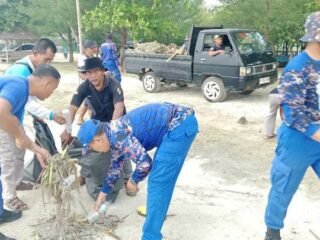 Sat Polairud Polres Lampung Timur Gelar Aksi Sapu Bersih Sampah di Pantai Mutiara Baru