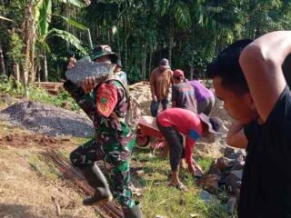 Koramil 429-11/Sekampung dan Lazisnu Gotong Royong Bedah Rumah Lansia di Hargomulyo