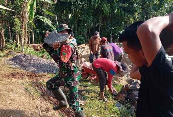 Koramil 429-11/Sekampung dan Lazisnu Gotong Royong Bedah Rumah Lansia di Hargomulyo